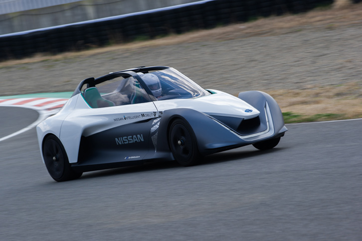 リアホイールに内蔵された2基のインホイールモーターで駆動する「ブレードグライダー」。システム最高出力は272ps（200kW）、最大トルクは707Nm（72.1kgm）とされている。