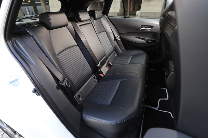 「ツーリング」のリアシートは6：4の2分割可倒式。セダンでは「W×B」のみ同様の可倒機構が付いており、その他のグレードにはスルーローディング機構は備わらない。
