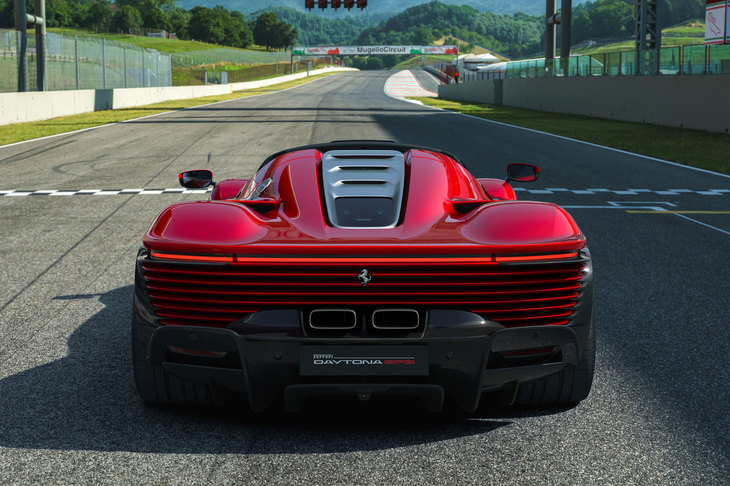 テールランプは、リアスポイラー下部に配置された水平ブレードの１列目に組み込まれている。