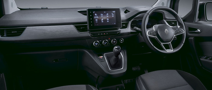 現行型「カングー」では初となるマニュアルトランスミッションを採用している。