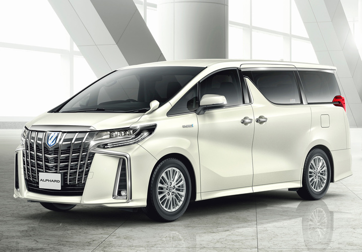 2021年5月に一部改良が施された現行（3代目）「アルファード」。2代目から姉妹車の「ヴェルファイア」が加わって以降、より押し出しの強いカスタム系のマスクを持つヴェルファイアがセールスで勝っていた。しかし2017年のマイナーチェンジでアルファードの顔つきがオラオラ度を増したところ、一気に逆転。今はアルファードが8割以上と圧倒している。
