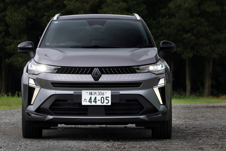 ジル・ヴィダル氏の手になる、まったく新しいフロントマスク。横基調のグリル／バンパーデザインに、厚みを増したボンネット、エッジの効いた角の処理が特徴的だ。