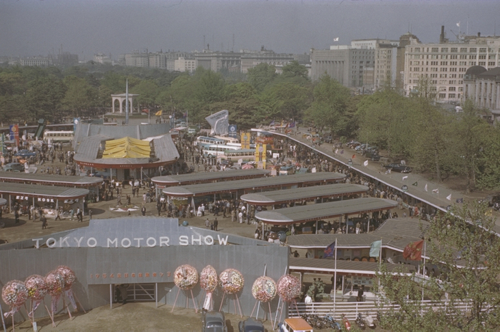 1954年に東京・日比谷公園で開催された第1回全日本自動車ショウ（現・東京モーターショー）の様子。10日間で54万7000人が訪れたという。