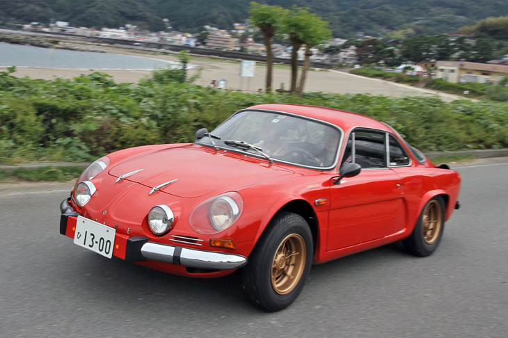 1975年「アルピーヌA110」。濃いオレンジというか朱色というか、時折見かけるカラーをまとった1300系の最終型。