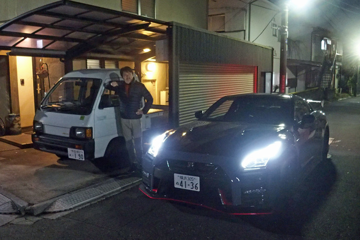 「セクシージャンボ」こと、わが「ダイハツ・ハイゼット トラック ジャンボ」（1990年式）と「GT-R NISMOスペシャルエディション」の2ショット。