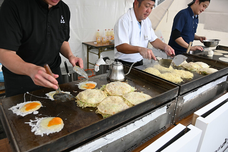 ピットビルの前の駐車場には、数多くの飲食店が店を並べていた。写真は広島の有名店である「お好み焼 みっちゃん総本店」の出張店。