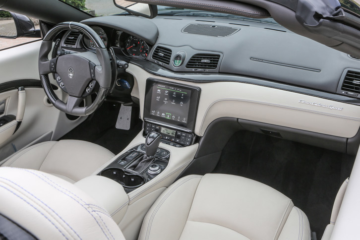 従来モデルから大きく変更されたインストゥルメントパネル。最新のインフォテインメントシステムの採用によってオーディオなどの操作ボタンが整理され、センタークラスターまわりはすっきりとした意匠となった。