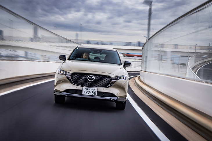 ライバルとされるモデルと比較すると「CX-5」は比較的コンパクトで、心理的にも取り回しやすいのが美点。全高は1690mmと高いので見晴らしもよく、後席や荷室も適度に使いやすい広さが確保されている。