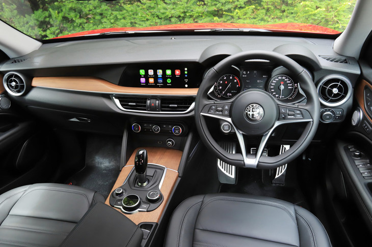 内装色はブラック／ベージュ、ブラック／レッド、ブラック／チョコレートという3種類のツートンカラーに、ブラックのモノトーンを加えた全4種類。ルーフライニングはグレーが標準だが、内装色がブラック／ベージュの場合のみ、ここもベージュとなる。