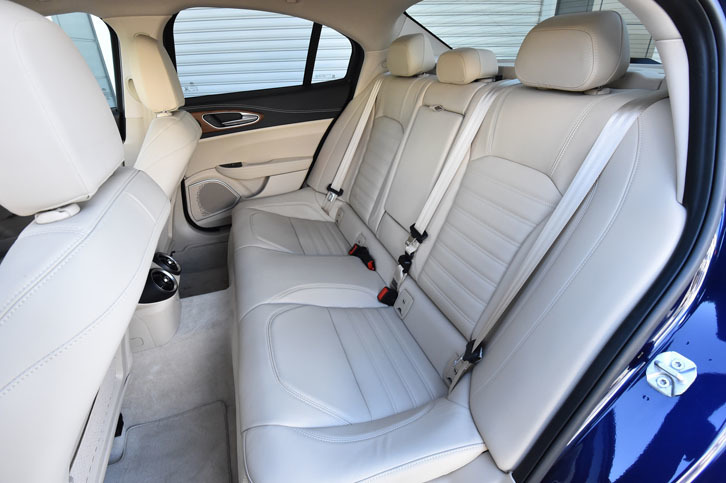 リアシートは3人掛け。40：20：40の分割可倒機能を備えている。