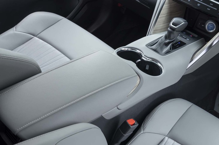 馬の鞍をイメージしたというセンターコンソール。質感は申し分ないが、ブラウンのインテリアのほうが雰囲気があるだろう。
