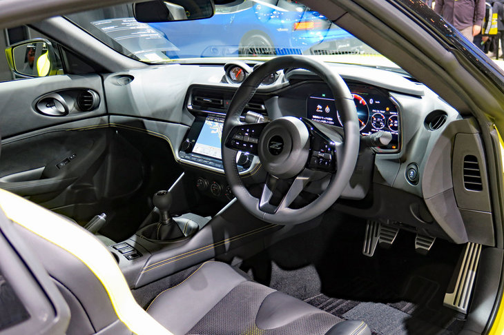 MT車のコックピット。スポーツカーらしいつくりながら、大型の液晶ディスプレイや液晶メーターなど現代的な装備が見られる。