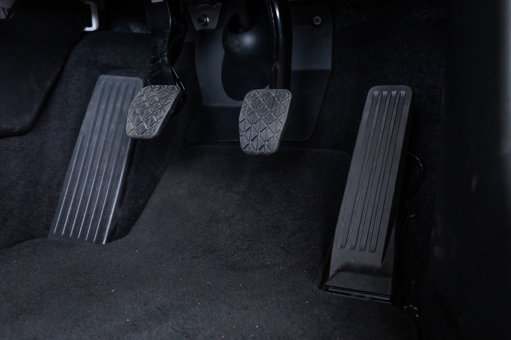 6段MT仕様車のペダルレイアウト。「CX-5」や「マツダ3」など、マツダの最新ラインナップでおなじみとなったオルガン式アクセルペダルが「CX-30」でも採用されている。