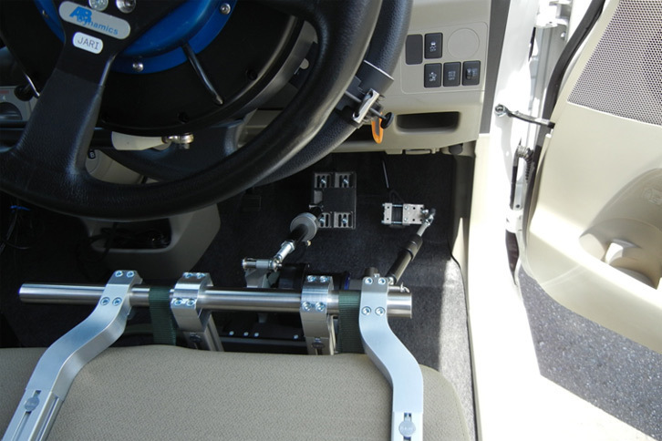 公平を期すため、試験車両は人ではなく、テスト用のロボットによって運転される。