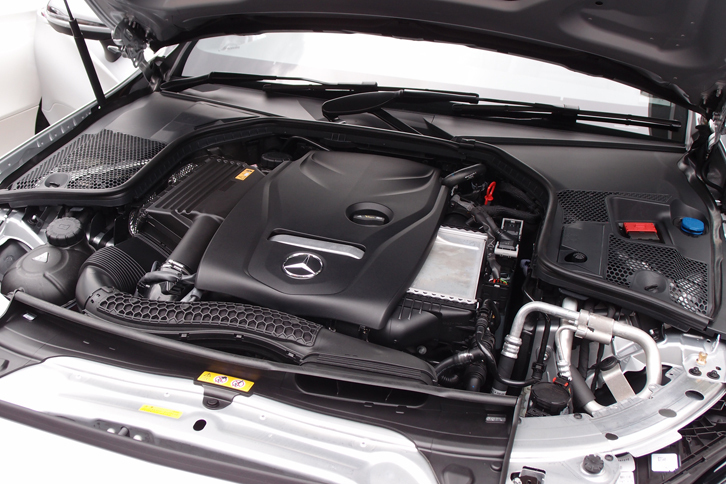 「C180 カブリオレ スポーツ」用の1.6リッター直4ターボエンジン。最高出力156ps、最大トルク25.5kgmを発生する。