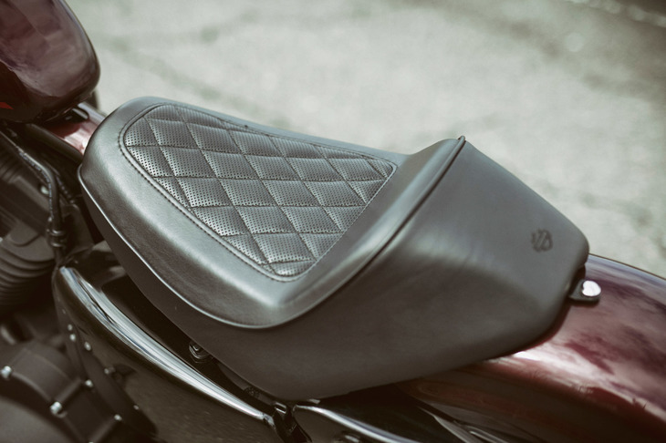 往年のカフェレーサーをオマージュしたというカフェソロシート。シート高は735mmと低く、足つき性がいい。