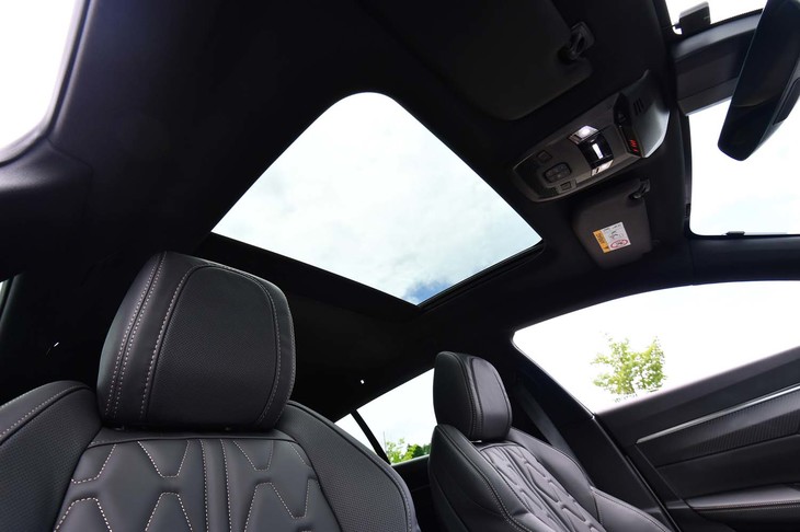 「パノラミックサンルーフ」は、41万2000円のパッケージオプションに含まれる。