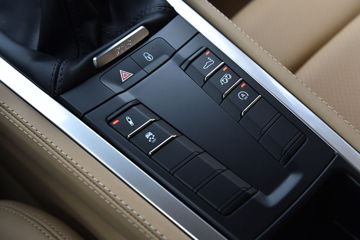 センターコンソール上には、サスペンションやリアウイングの調節スイッチ、エキゾーストノートの変更ボタンなどが並ぶ。