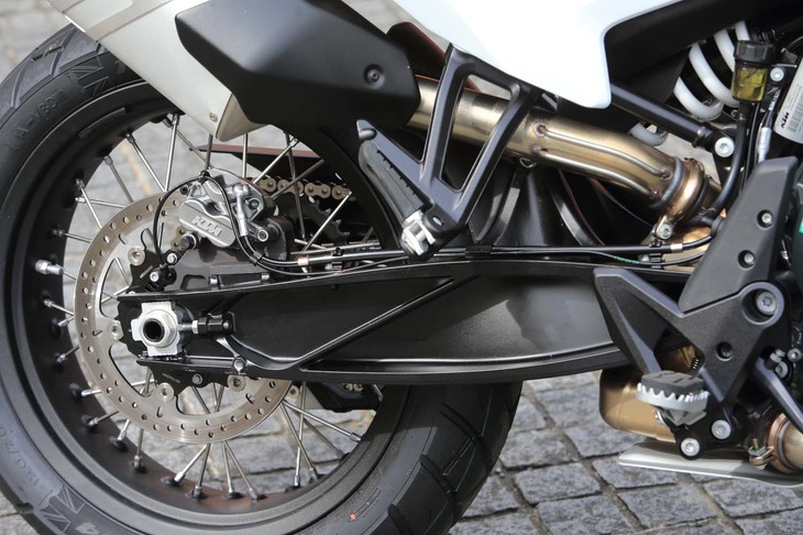 軽さと剛性を両立させる、特徴的な形状のスイングアーム。ホイールベースは「790アドベンチャー」（1509mm）と「790アドベンチャーR」（1528mm）とで差がある。