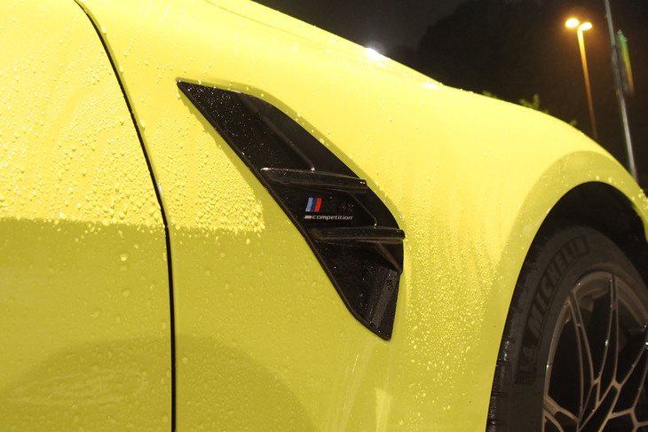 フロントフェンダー左右に設けられたエアアウトレットに、M社のシンボルカラーとともにデザインされた「competition」のエンブレムが備わる。