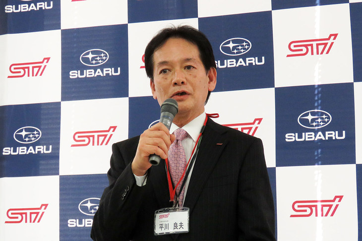 見学回に先立って「STIギャラリー」のリニューアルについて説明する、STIの平川良夫社長。「ここでしかないもの、ここでしか体験できないものを提供する証しを示すこと」をリニューアルの目的とし、「お客さまと（STIギャラリーを）つくり上げていきたい」と述べた。