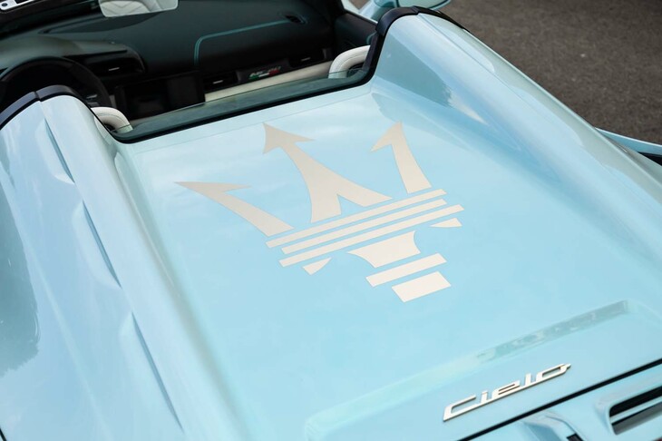 試乗車は、「プリマセリエ ローンチ エディション」と呼ばれる発売記念モデル。専用の装飾としてエンジンフードに添えられる巨大なトライデントは、ルーフ開閉時に御旗のごとく立ち上がる。