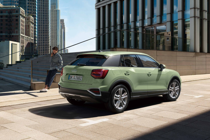 「アウディQ2」のリアビュー。写真の外板色は2021年2月のマイナーチェンジで初導入された「アップルグリーンメタリック」。