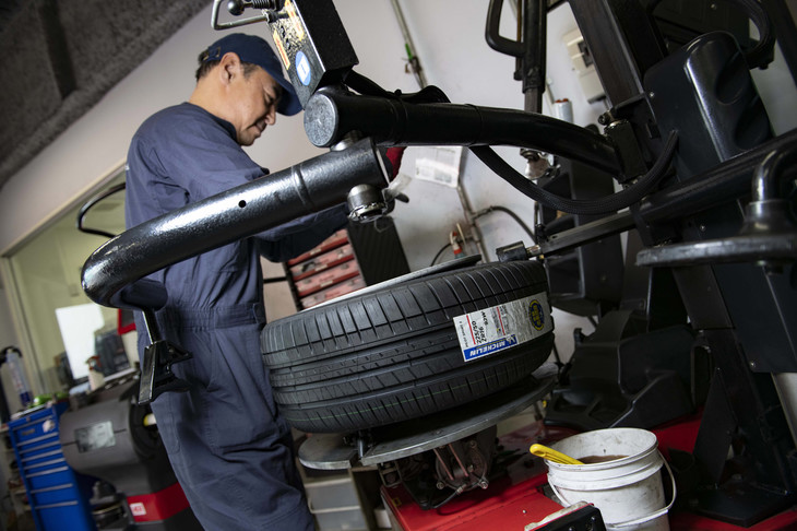 タイヤとホイールの状態を確かめながら、丁寧にタイヤを組んでいくメカニック。