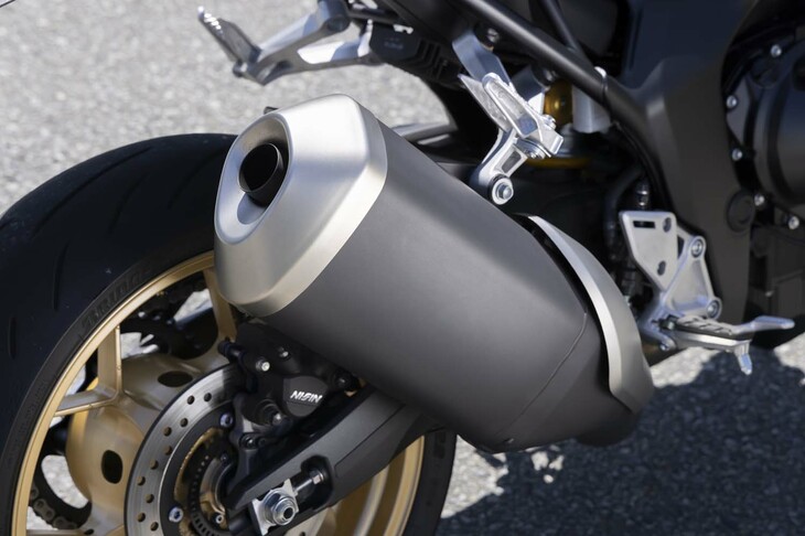 「SP」モデルのマフラーには、エンジンの回転数に応じてバルブ開度を制御する、可変排気バルブを装備。低回転域での太いトルク特性と高回転域での出力向上を両立している。