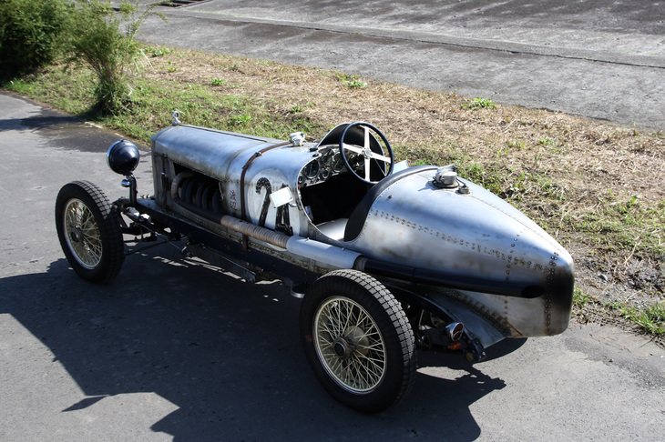 後方から眺めたインヴィクタ4-1/2リッター。ホイール／タイヤは多摩川時代より小径の19インチ。カーナンバー24は多摩川走行時のもので、その前に描かれた「渡辺甚吉」は当時のオーナーだった実業家の氏名。