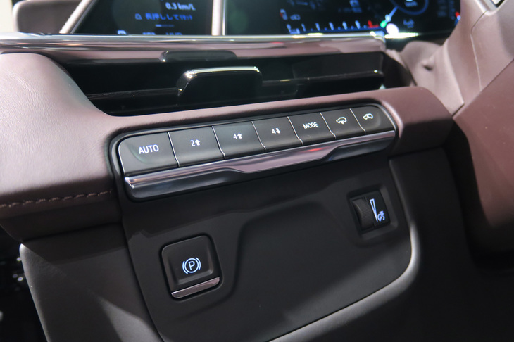 キャデラック・エスカレード スポーツ（パーキングブレーキや車高調整機能などの操作スイッチ）