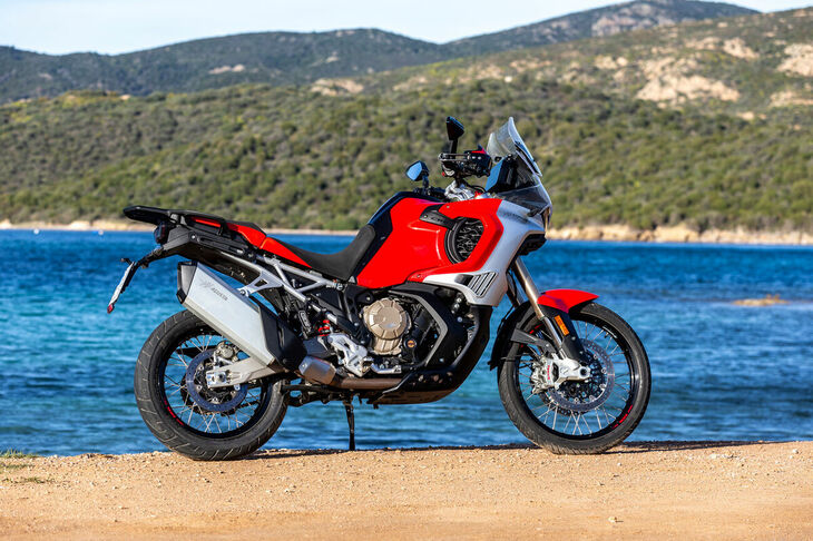 デザインコンシャスなスーパースポーツ／ロードスポーツを得意とする現在のMVアグスタ。「エンデューロ ベローチェ」は、同ブランドにとっては実質的に初めての、モダンな量販アドベンチャーとなる。