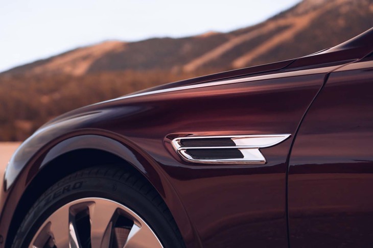 フロントフェンダー後方のエアベントには、ベントレーの頭文字である「B」をかたどった装飾が見られる。