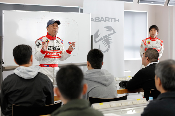 午前中の練習内容を説明する福山さんと、水谷竜也さん（同右）。