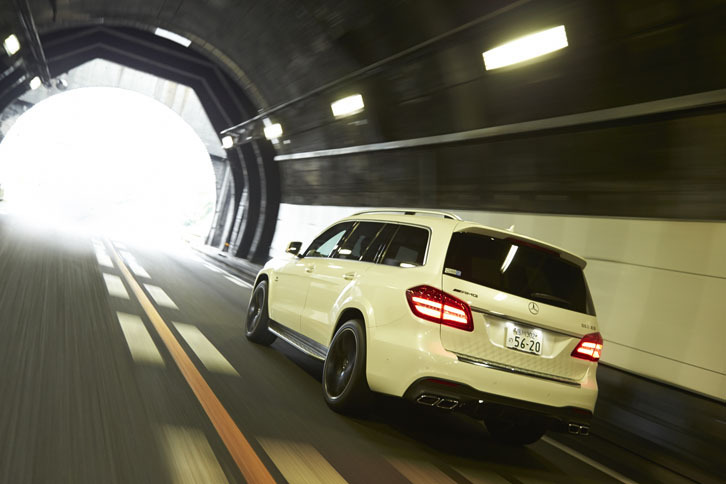 「メルセデスAMG GLS63 4MATIC」は「ACTIVE CURVEシステム」を装備。車体にかかるGや車速などの情報を元に前後スタビライザーを電子制御することで、コーナリング時のロールを抑え、高速走行時の直進安定性を高める。