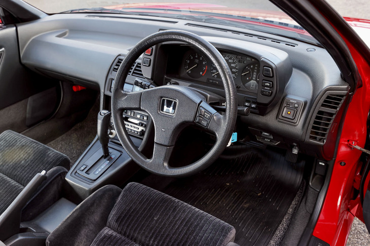 特徴的な起伏のあるダッシュボードや、メーターナセル内に機能的に配置された計器類など、コックピットは先進的でスポーティーなイメージでデザインされた。