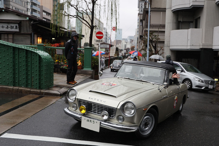 新車以来かもしれない「練馬5」のシングルナンバーが付いた1965年「ダットサン・フェアレディ1500（SP310）」。