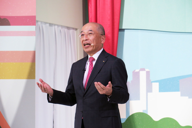 「つどい～みんなの暮らしをあたたかく～」というブーステーマについて説明する、ダイハツの奥平総一郎社長。