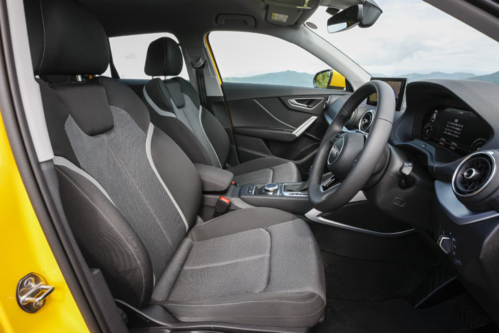 「Q2 1.0 TFSIスポーツ」は、表皮にインデックスステッチが施されたスポーツシートを標準装備する。フロントにはシートヒーターも備わる。