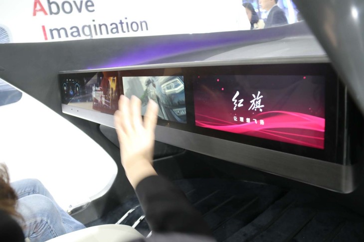 「小旗」の内部には、他社のコックピット・コンセプト同様、横長のディスプレイが採用されていた。