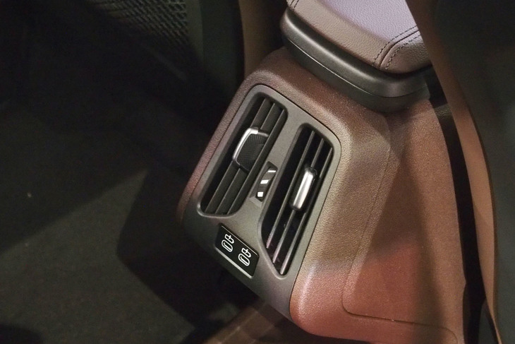 218iアクティブツアラー エクスクルーシブ（リアセンターコンソール）