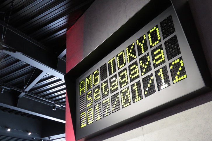 ショールーム内は、各所にモータースポーツをモチーフとしたデザインが取り入れられている。