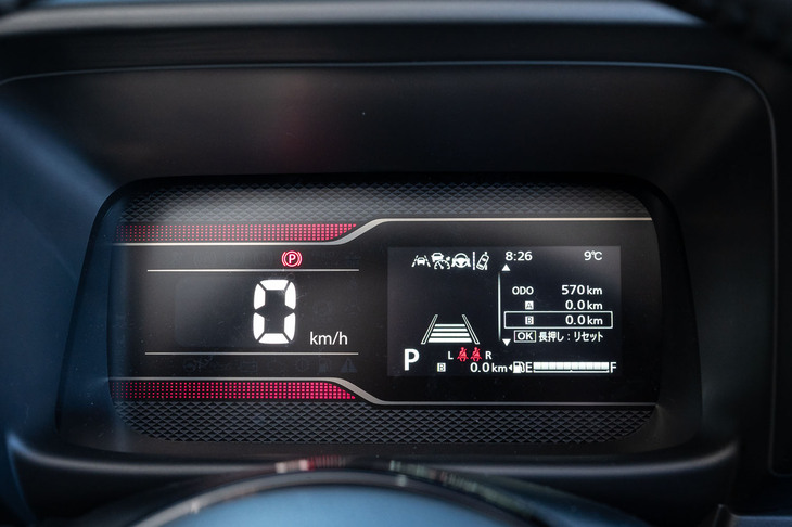 メーターパネルには4.2インチのTFT液晶ディスプレイを採用。「カスタム ハイブリッドXS／ハイブリッドXSターボ」にはヘッドアップディスプレイも装備される。