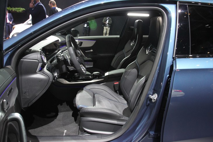 メルセデスAMG A35（フロントシート）