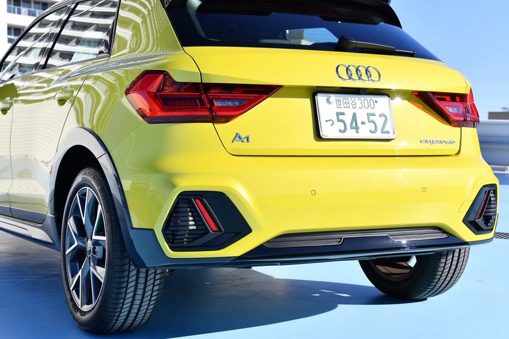 独自デザインのバンパーが装着されたリアまわり。タフなイメージが強調されている。