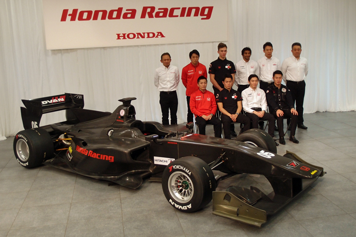 フォトセッションでのひとこま。スーパーフォーミュラのドライバーと写真におさまっているのは、テスト用のマシン。