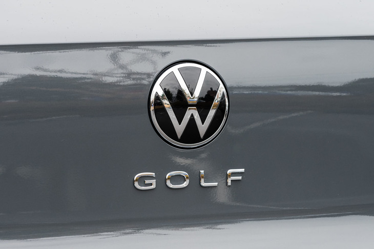 リアに備わるフォルクスワーゲンのエンブレム。以前とは異なり、内外装にエンジンの種類を示すバッジやエンブレム類は見当たらない。