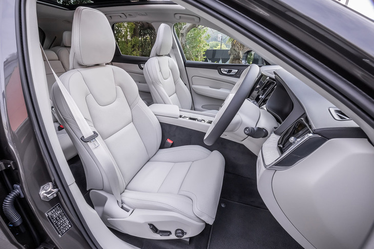 「B5 AWDインスクリプション」グレードでは、ファインナッパレザー表皮のシートが標準装備となる。「プラチナグレーメタリック」の外装色には写真のチャコール／ブロンドの内装色が組み合わされる。