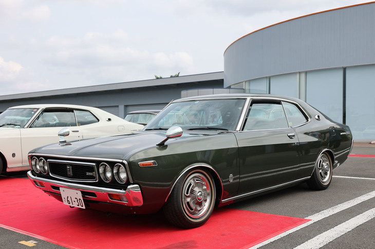 1975年「日産ローレル ハードトップ2000SGX」（KHC130）。SUツインキャブ仕様のL20型エンジンを積んだ2代目ローレルの、一番人気の高性能グレード。車高を下げたほかはオリジナルの姿を保っている。