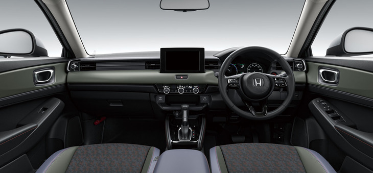 カーキのダッシュボードやドアトリムが採用された「e：HEV X HuNTパッケージ」のインテリア。